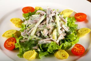 Paprastos, bet gardžios ir šventiškos salotos su virtu liežuviu