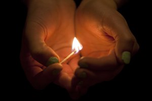 Lenkijoje piktinamasi kunigų suorganizuotu „šventvagiškų“ knygų deginimu