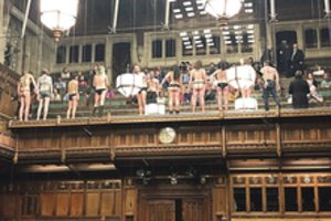 Protestuotojai per „Brexit“ svarstymą Parlamente parodė nuogus užpakalius