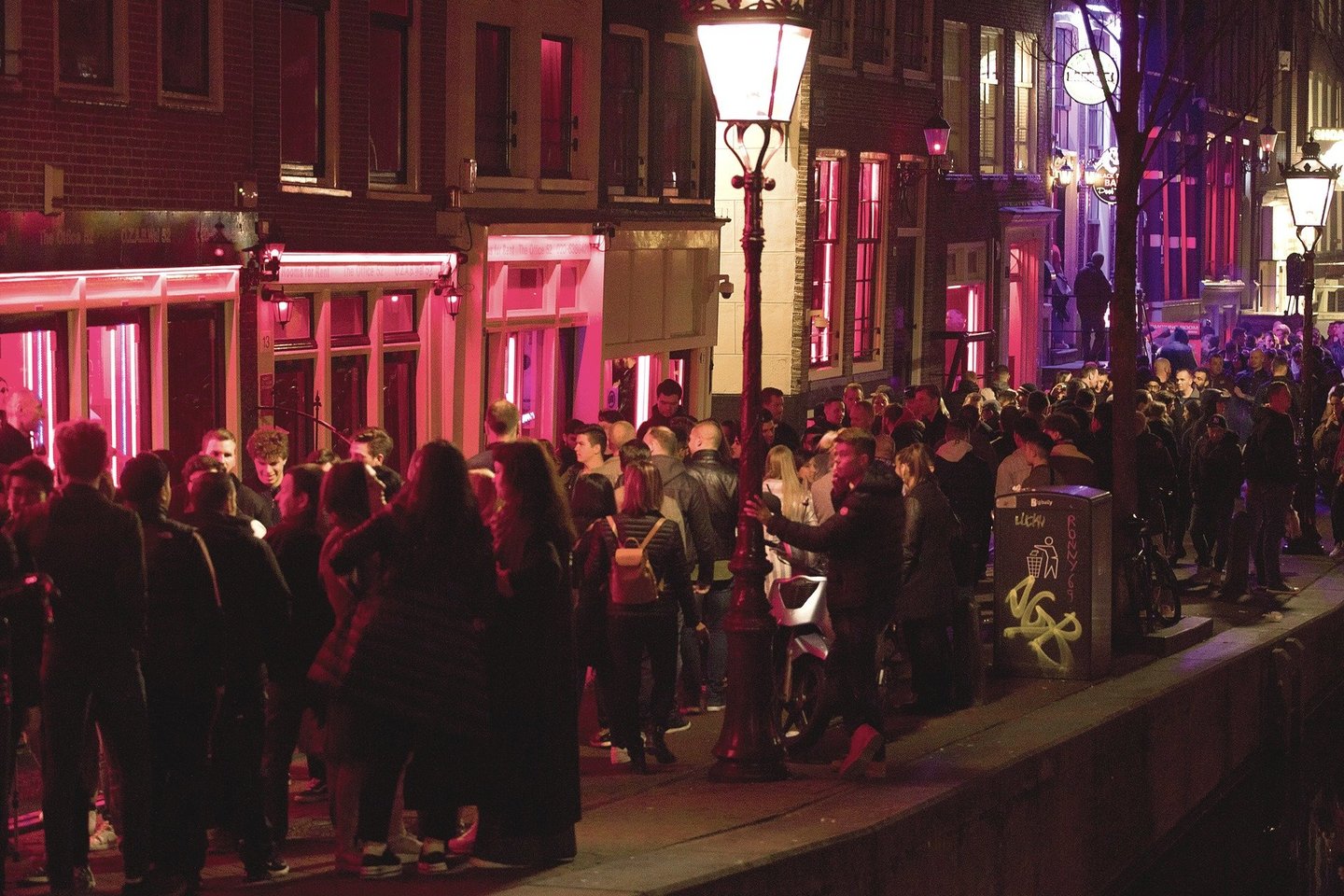Raudonųjų žibintų kvartalą Amsterdame lanko minios turistų – daugiau kaip 1000 ekskursijų kiekvieną savaitę.<br>AP nuotr.