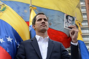 Iš J. Guaido atimta teisinė neliečiamybė, tačiau jis pasiduoti nežada