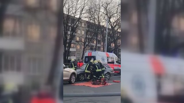Kraupi avarija Vilniuje: gaisrininkai vadavo per kaktomušą sužalotą moterį
