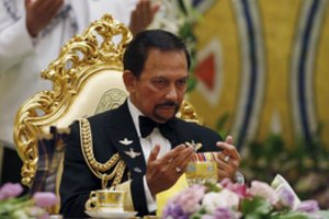 ES pasmerkė naujuosius Brunėjaus įstatymus, pagal kuriuos gėjai bus užmėtomi akmenimis