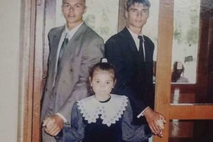 Nuotraukoje – trečios atžalos besilaukianti garsiausia radijo įkūrėja. Ar atpažįstate?