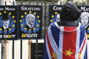 „Brexit“ vedliai – kryžkelėje: priešininkų derybos partijas skaldo pusiau