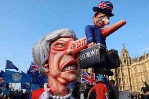 Th. May pergudravo uoliausius „Brexit“ šalininkus, bet gali suskaldyti savo partiją
