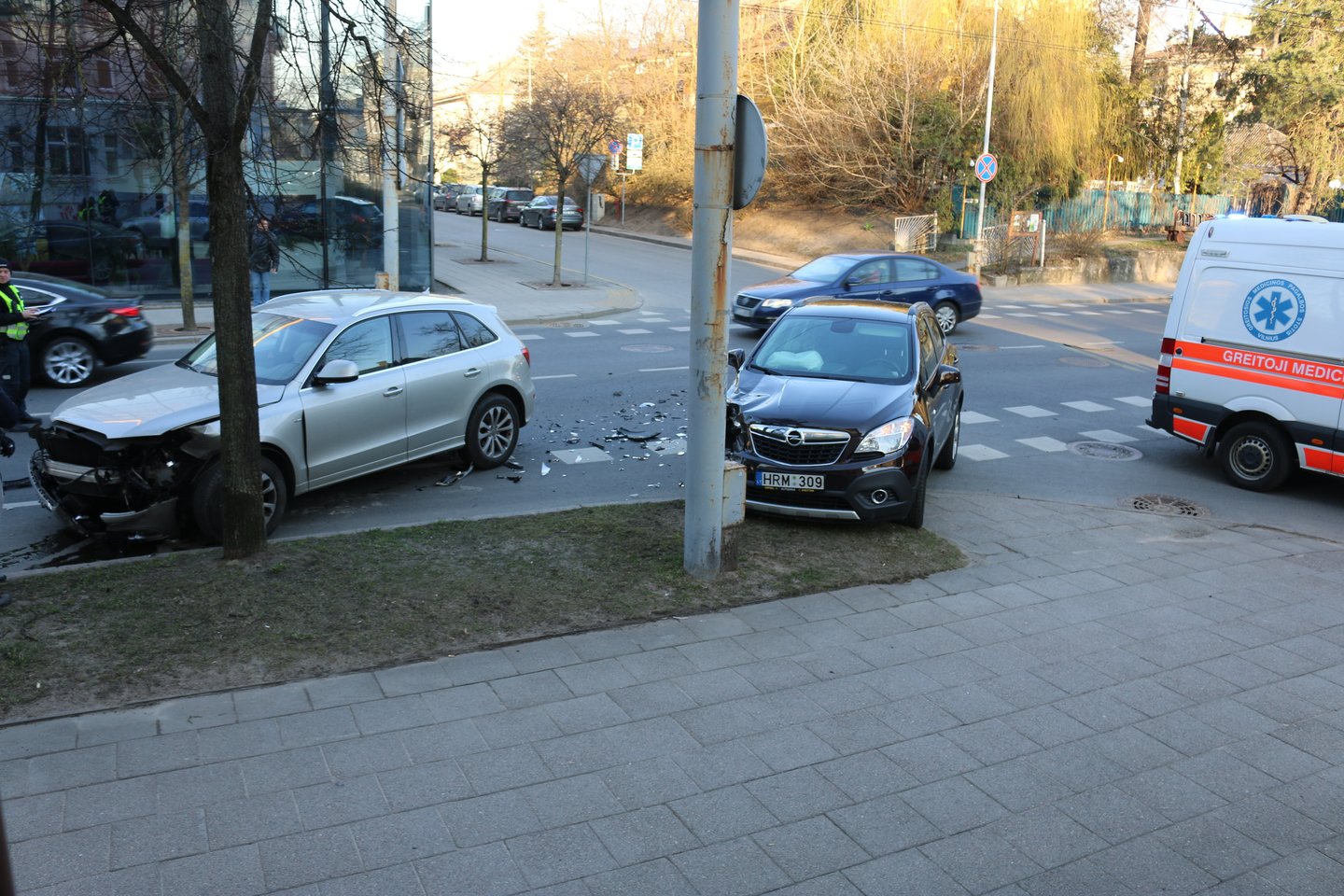 SostinÄje Po DviejÅ³ AutomobiliÅ³ Susidurimo Moteriai PrireikÄ MedikÅ³ Pagalbos