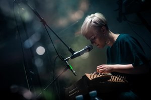 Naujas skambesys: atlikėja Bjelle pristato dainą, atliekamą kanklėmis