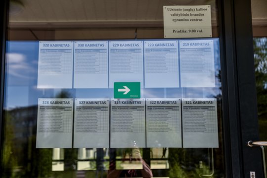 Sandorius su savo darbuotojais sudarę švietimo įstaigų vadovai kaltina ydingą sistemą