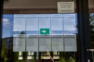 Sandorius su savo darbuotojais sudarę švietimo įstaigų vadovai kaltina ydingą sistemą