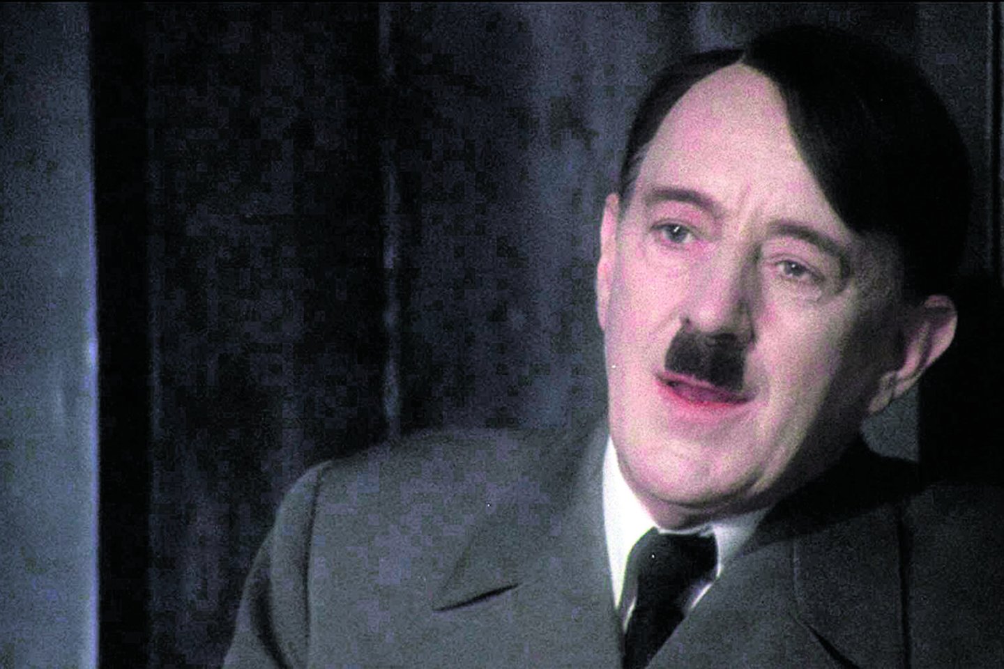 A.Guinnessas filme „Hitleris: paskutinės dešimt dienų“.<br>Stop kadras.