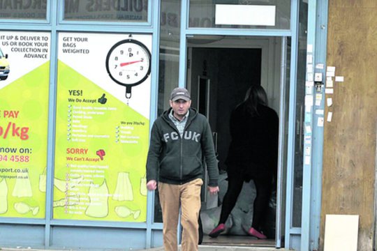 Režisierius sumanė parodyti dėvėtų drabužių kelią į Lietuvos lentynas