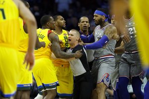 NBA naktis: atkakli „Bucks“ ir „76ers“ kova bei vos nekilusios muštynės