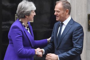 Naujas „Brexit“ planas: ES siūlo atidėti metams, bet Th. May tiek užtrukti nežada