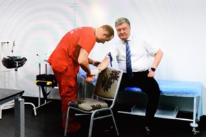 Kandidatai į Ukrainos prezidentus prieš debatus pasitikrino dėl alkoholio ir narkotikų