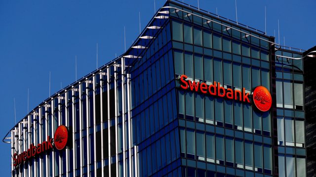 Pinigų plovimo skandalas iš posto išvertė dar vieną „Swedbank“ vadovą