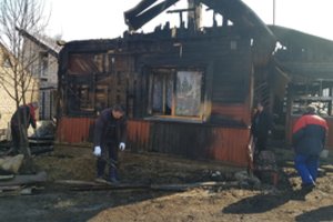 Vieniša mama su mažyle liko be namų: stovėjo ir žiūrėjo, kaip ugnis ryja ir kaimynų namą