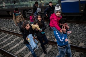 Atėnuose migrantai užėmė geležinkelio stotį, reikalaudami leidimo kirsti sieną