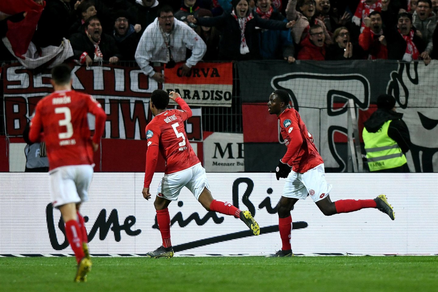  „Mainz“ futbolininkai džiaugiasi įvarčiais.<br>Scanpix nuotr. 