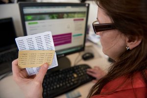 Bankininkai atskleidė, kas artimiausiu metu laukia kodų korteles naudojančių klientų