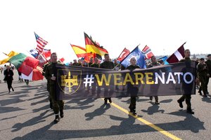 Bėgimas kariniame aerodrome – šviečiant saulei ir griaudžiant naikintuvams