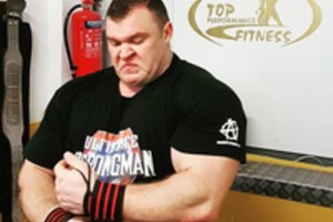 V. Lalas nulenkė pasaulio čempiono brito E. Hallo ranką