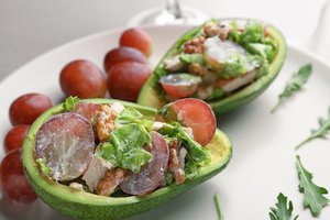 Vištienos salotos su vynuogėmis: pagaminti lengva, o rezultatas – šventiškas