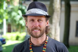 Sudegė Lino Karaliaus tėvų namai: prašo ištiesti pagalbos ranką