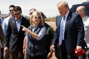 Nesutarimai su D. Trumpu baigėsi pasitraukimu – atsistatydino JAV krašto saugumo sekretorė K. Nielsen