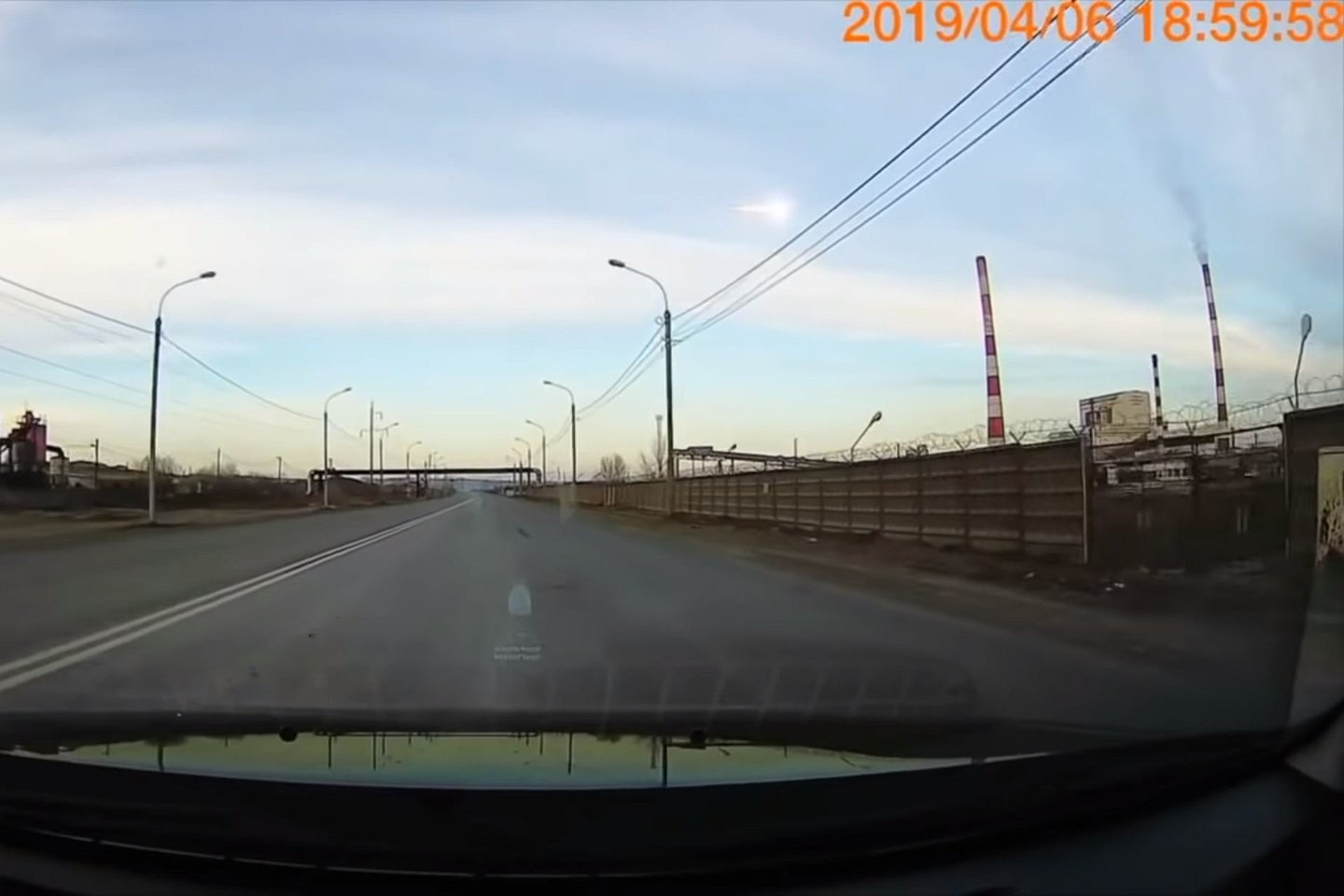 19 val. vietos laiku (15 val. Lietuvos laiku) meteoras sprogo virš Krasnojarsko.<br> Autoregistratoriaus stop-kadras.
