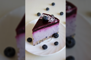 Nekeptas tortas su mėlynėmis ir juodaisiais serbentais