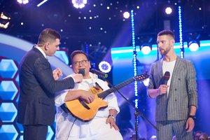 Neįgaliam sūnui dainą sudainavęs malaizietis nepaliko abejingų