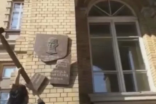 Nufilmuota: transliavo, kaip sudaužo Generolo Vėtros atminimo lentą Vilniuje