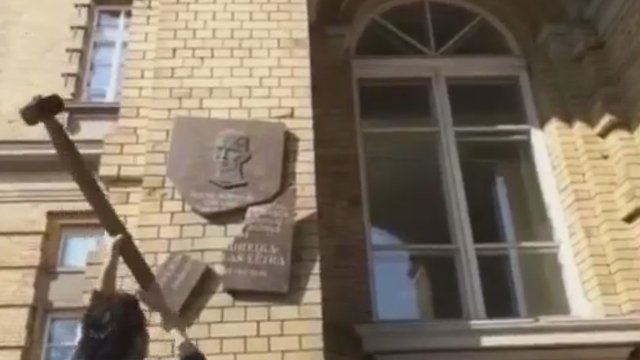Nufilmuota: transliavo, kaip sudaužo Generolo Vėtros atminimo lentą Vilniuje
