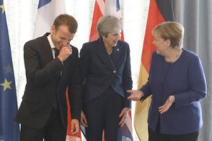 Th. May susitiks su E. Macronu ir A. Merkel: vėl kalbės apie „Brexit“