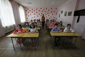 Gruzijoje panaikinami baigiamieji mokykliniai egzaminai 