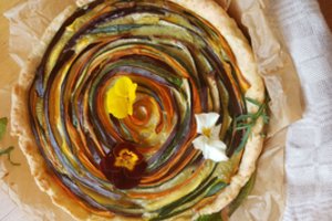 Lašišos ir sūrio pyragas su daržovių karūna taps tikru stalo karalium
