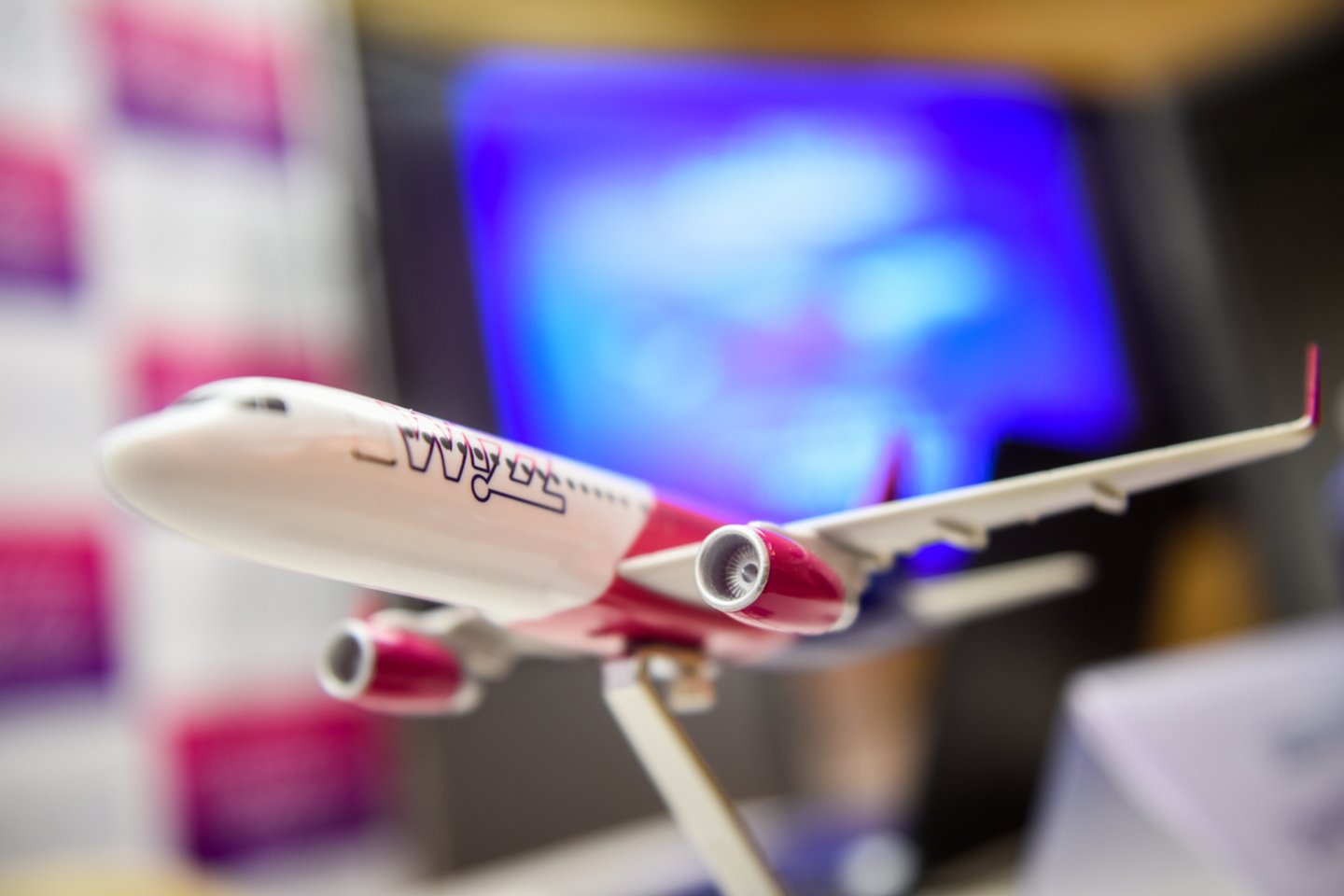 „Wizz Air“ kviečia keleivius dalintis grotažyme #notonmyflight bei palaikyti iniciatyvą prieš nedrausmingus keleivius skrydžio metu.<br>D.Umbraso nuotr.