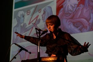 Pirmasis solinis atlikėjos Bjelle albumas – komiksų formatu