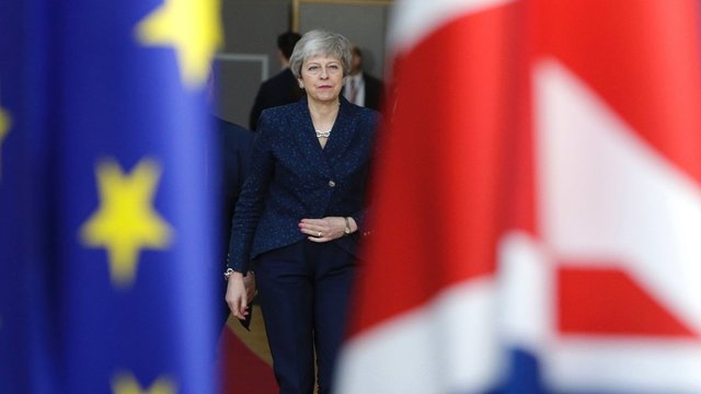 Britų parlamentarai skubiai priėmė įstatymą prašo atidėti „Brexit“