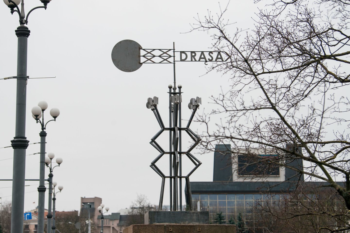 Vietoj sovietinių Žaliojo tilto skulptūrų praeiviai jau gali pamatyti instaliaciją „Megarealybės gerumo aktyvatorius“.<br> J.Stacevičiaus nuotr.