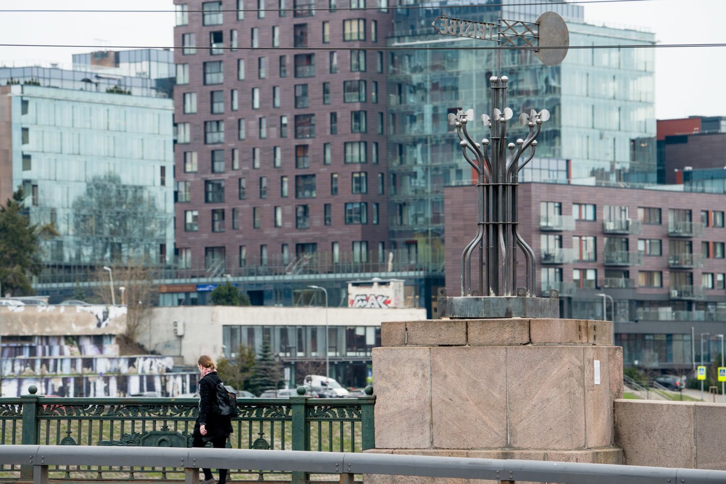 Vietoj sovietinių Žaliojo tilto skulptūrų praeiviai jau gali pamatyti instaliaciją „Megarealybės gerumo aktyvatorius“.<br> J.Stacevičiaus nuotr.