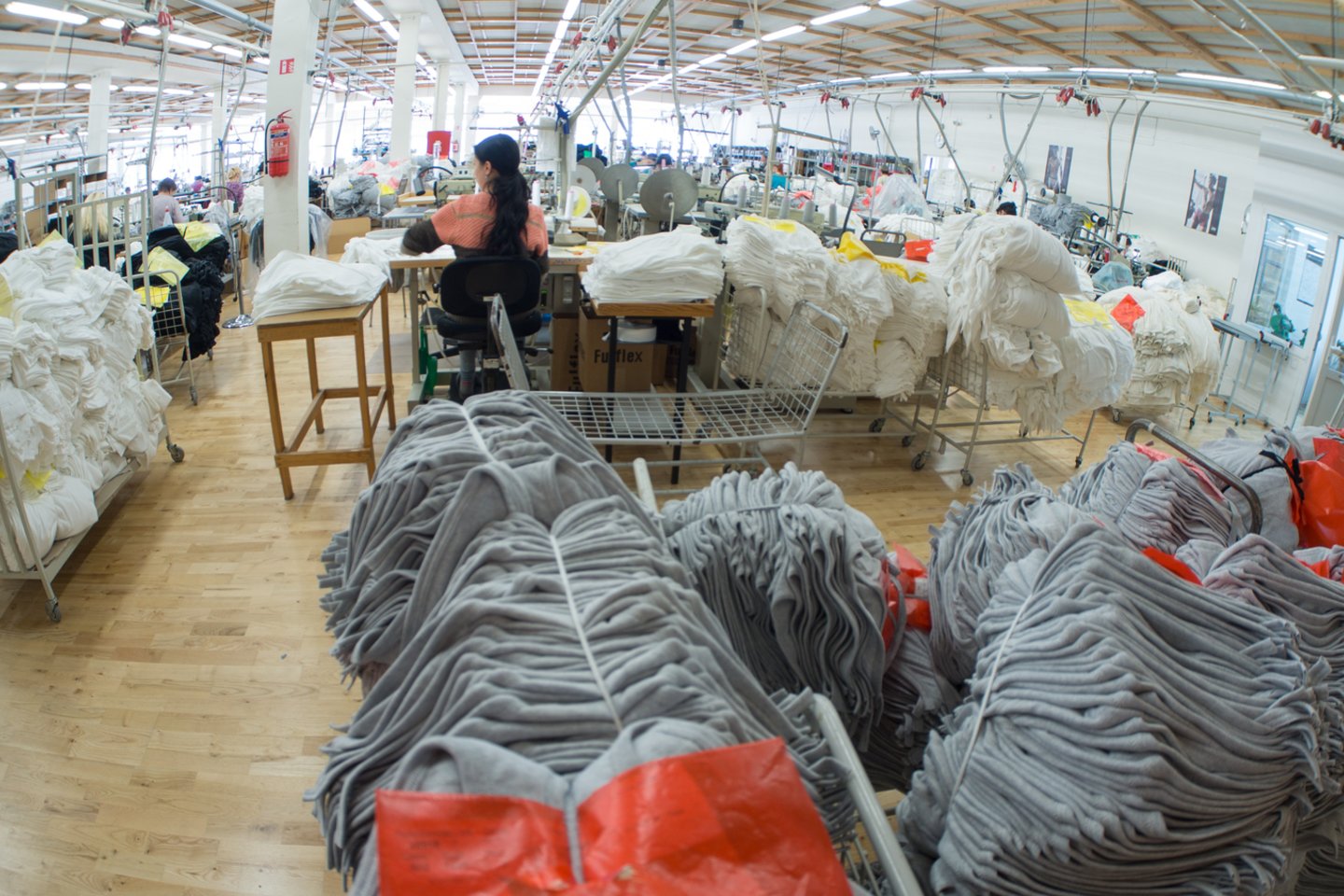 Tai, ar tekstilės pramonės įmonės dirba ekologiškai bei draugiškai aplinkai, nulemia jų pasirinkta strategija.<br> D.Umbraso nuotr.