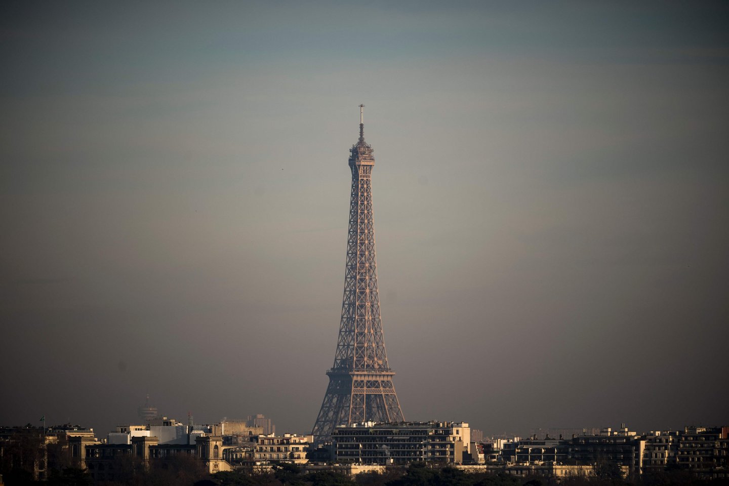  Paryžius kenčia nuo didžiulio smogo.<br> AFP/Scanpix nuotr.