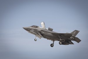 Virš Ramiojo vandenyno dingo japonų naikintuvas F-35 