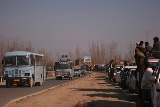 Indijos policija patvirtino kruviną maoistų ataką prieš rinkimų vilkstinę, žuvo 5 žmonės