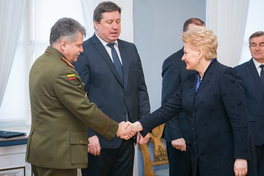 D. Grybauskaitė reiškia pasitikėjimą kariuomenės vadui V. Žukui