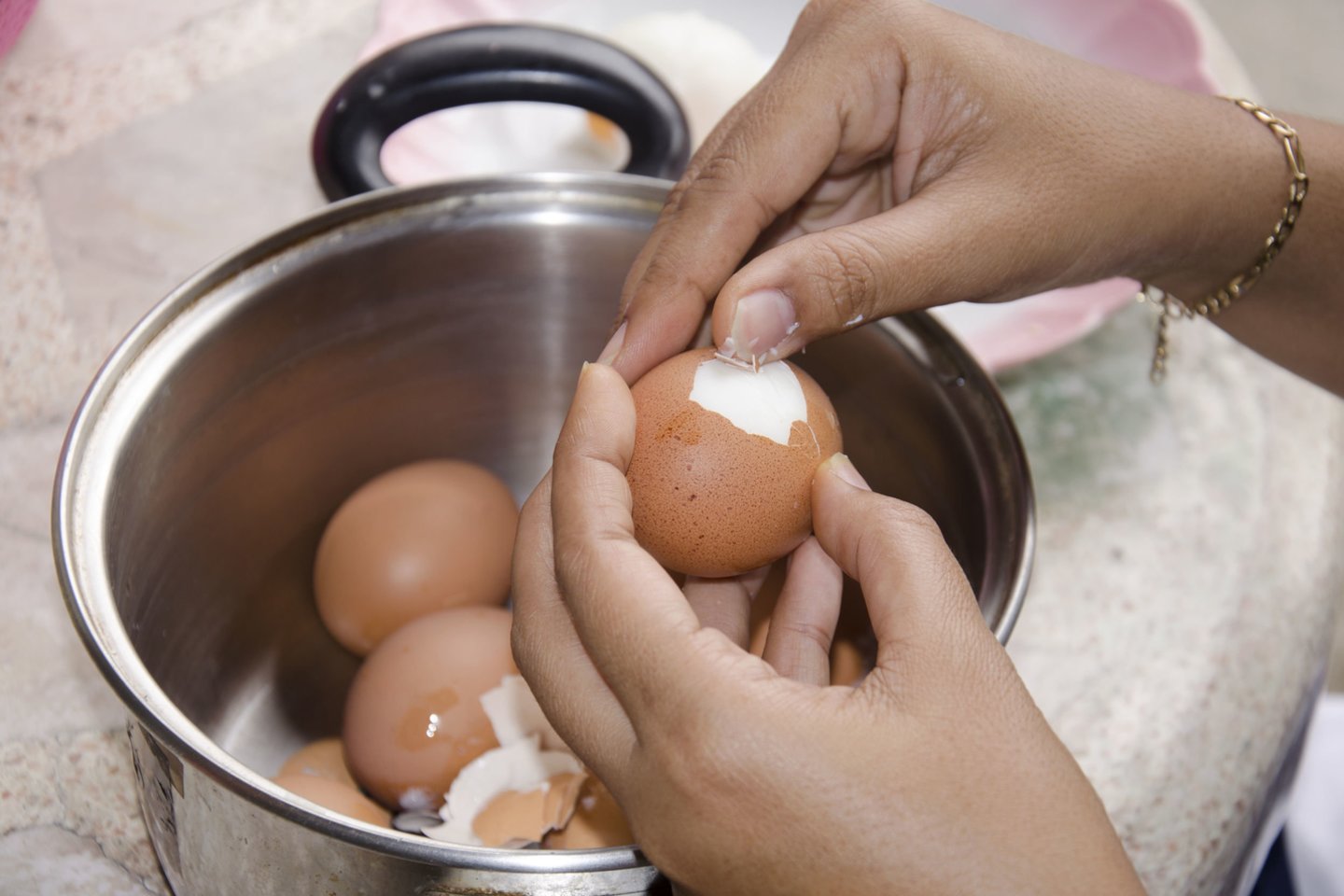 Aparate išvirtus kiaušinius lengviau nulupti nei virtus vandenyje puode. <br>123rf nuotr.