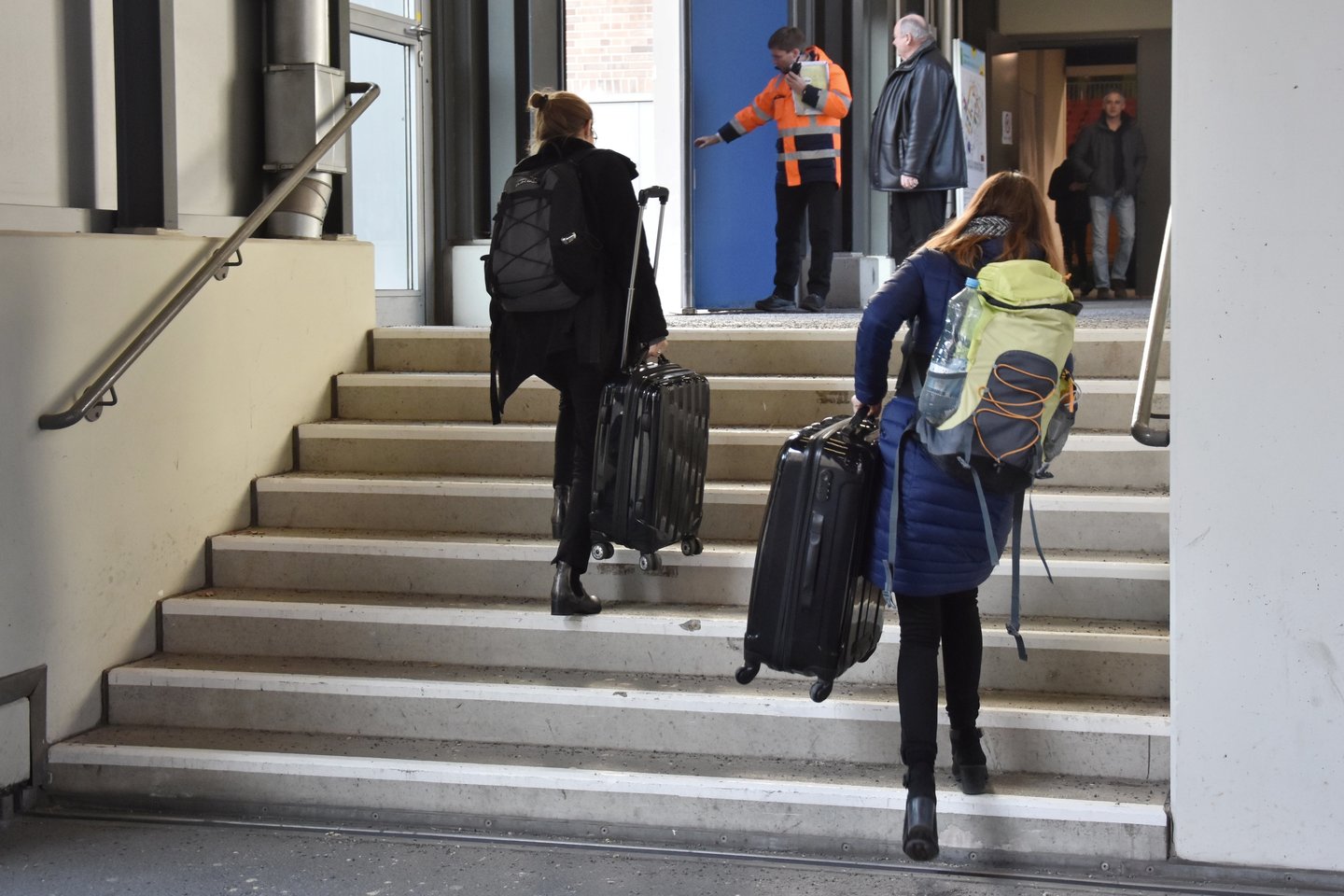 Šią savaitę Statistikos departamentas pranešė kad kovą antrą mėnesį iš eilės buvo fiksuota teigiama migracija – per mėnesį iš Lietuvos išvyko 3119 žmonių, o atvyko 3518 imigrantų. Lūžį lėmė gausesnis užsieniečių atvykimas – tarp imigrantų Lietuvos piliečiai sudarė 60 proc., tarp emigrantų – 87 proc.<br> A.Srėbalienės nuotr.