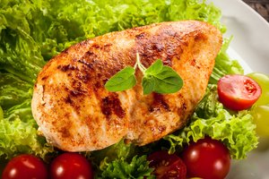 5 auksinės taisyklės, kaip kepti vištos krūtinėlę, kad būtų minkšta ir sultinga